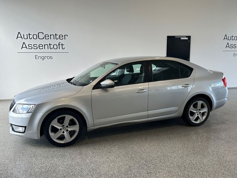 Silber Gebraucht 2013 Skoda Octavia Ambition Limousine | 4.000 € (Guter Preis) - Bild 1/3