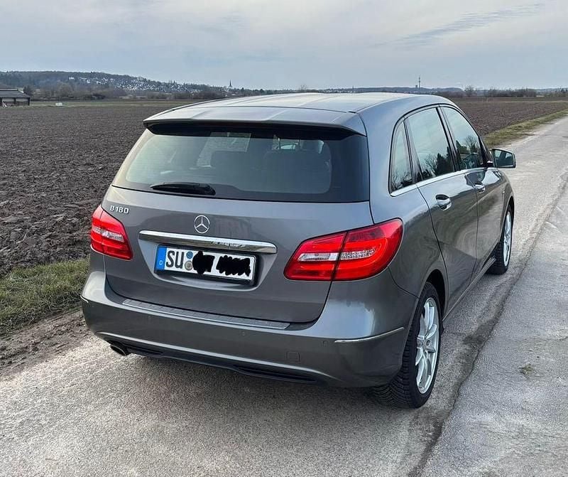 Gebraucht Mercedes B180 122 PS (89 kW) 2012 Grau Van / Kleinbus
