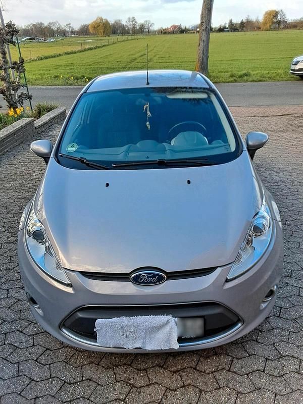 Gebraucht Ford Fiesta Titanium 82 PS (60 kW) 2011 Silber Kleinwagen