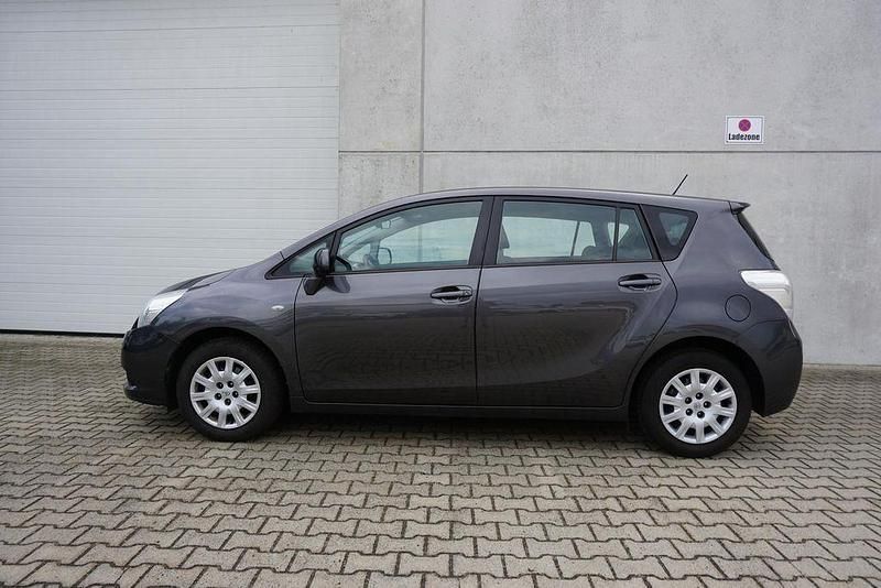 Gebraucht Toyota Verso 132 PS (97 kW) 2009 Marlingrau metallic Van / Kleinbus