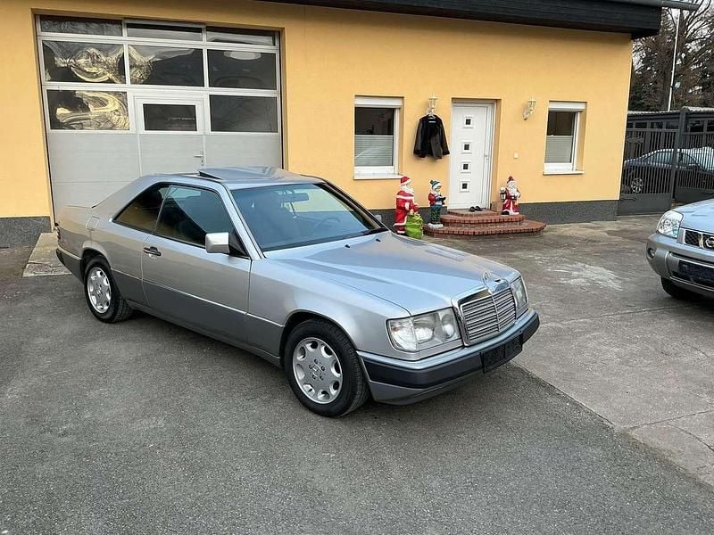 Gebraucht Mercedes 230 132 PS (97 kW) 1991 Silber Coupé