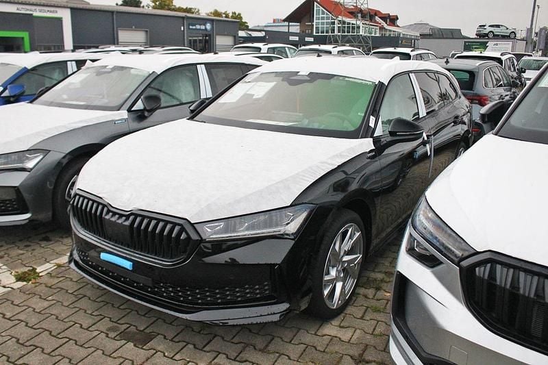 Ebony schwarz Neu 2025 Skoda Superb SportLine Kombi | 54.290 € (Teuer) - Bild 1/3
