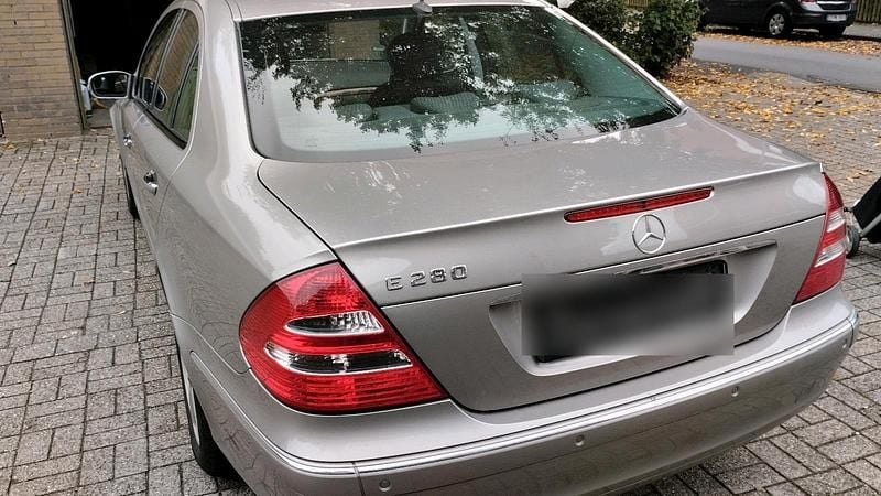 Silber Gebraucht 2005 Mercedes E280 Limousine | 2.350 € (Superpreis) - Bild 1/4