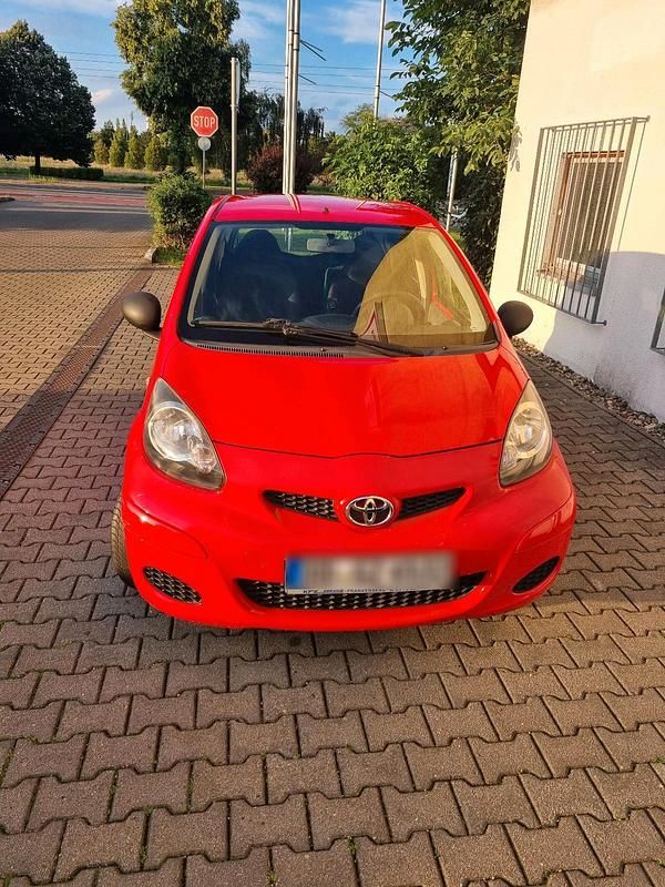 Rot Gebraucht 2009 Toyota Aygo Kleinwagen | 1.850 € (Fairer Preis) - Bild 1/4