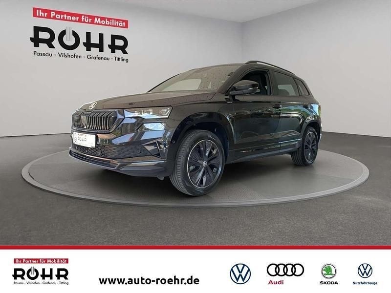 Schwarz magic perl Gebraucht 2025 Skoda Karoq SportLine SUV | 40.400 € (Fairer Preis) - Bild 1/4