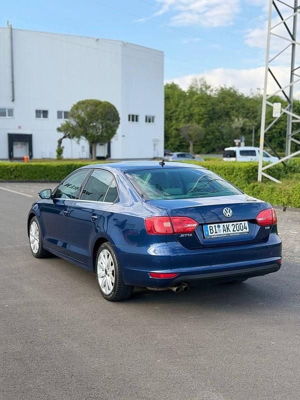 Second-hand VW Jetta 122 CP (89 kW) 2011 Albastru Berlinǎ