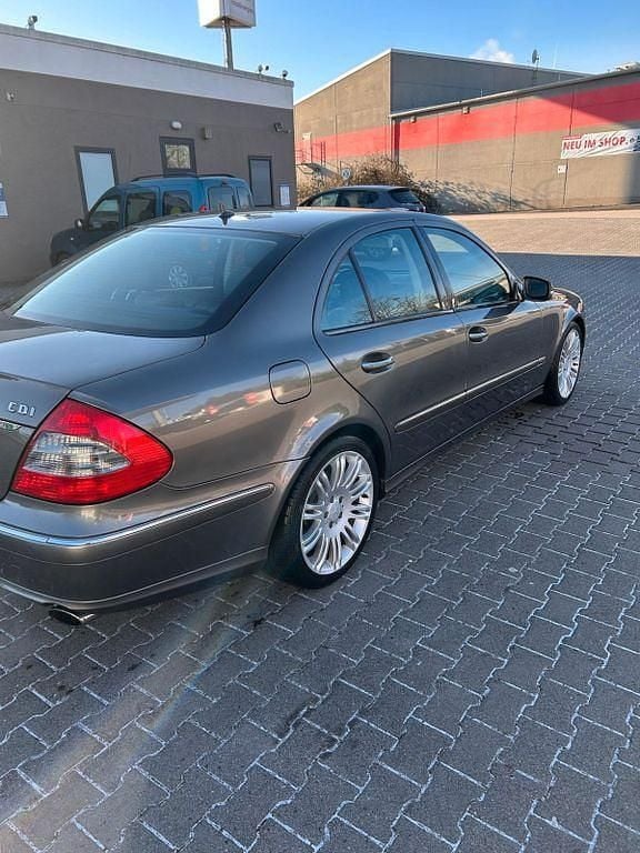 Gebraucht Mercedes E220 Elegance 170 PS (125 kW) 2007 Grau Limousine