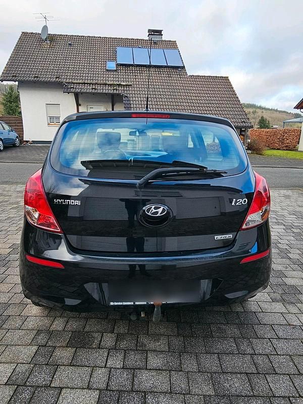 Gebraucht Hyundai i20 75 PS (55 kW) 2013 Schwarz Kleinwagen