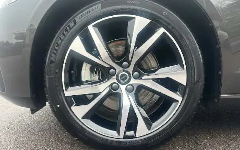 Gebraucht Volvo V60 Plus 197 PS (144 kW) 2025 Platinum grau Kombi