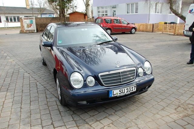 Gebraucht Mercedes E240 231 PS (169 kW) 2001 Blau metallic Limousine
