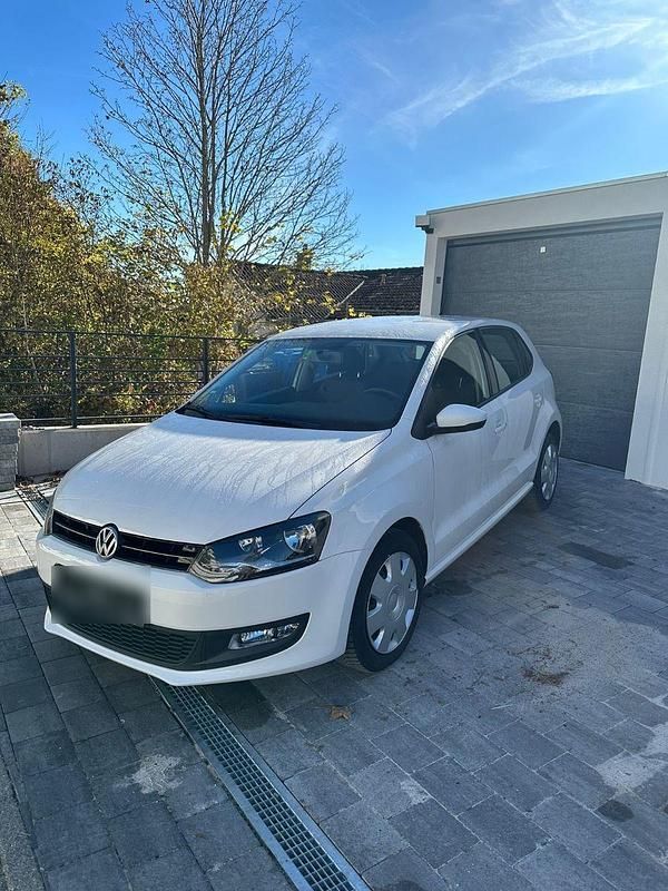 Weiß Gebraucht 2015 VW Polo Comfortline Kleinwagen | 6.999 € (Guter Preis) - Bild 1/4