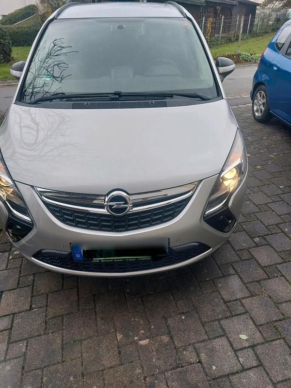 Silber Gebraucht 2015 Opel Zafira Tourer Van / Kleinbus | 6.999 € (Fairer Preis) - Bild 1/4