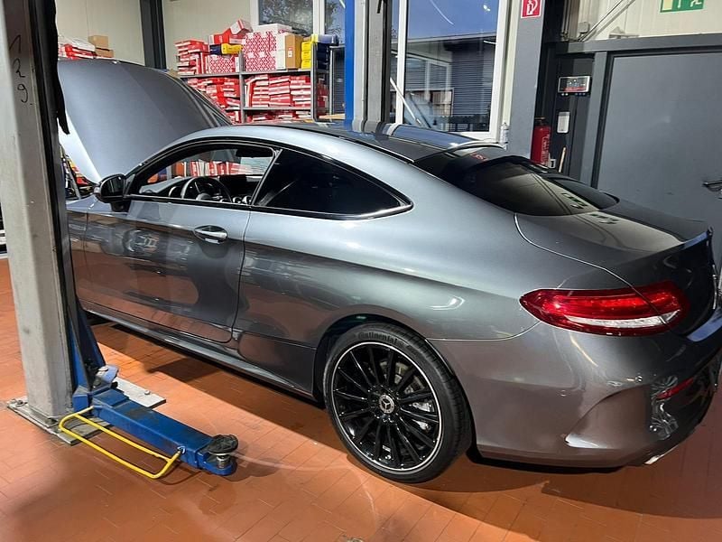 Grau Gebraucht 2017 Mercedes C250 Coupé | 24.000 € (Fairer Preis) - Bild 1/4