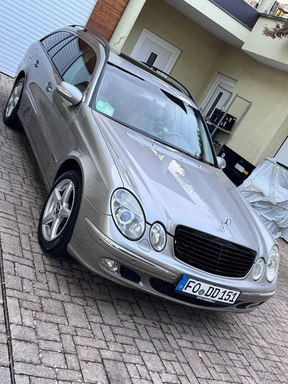Grau Gebraucht 2004 Mercedes E320 Elegance Limousine | 3.950 € (Superpreis) - Bild 1/4