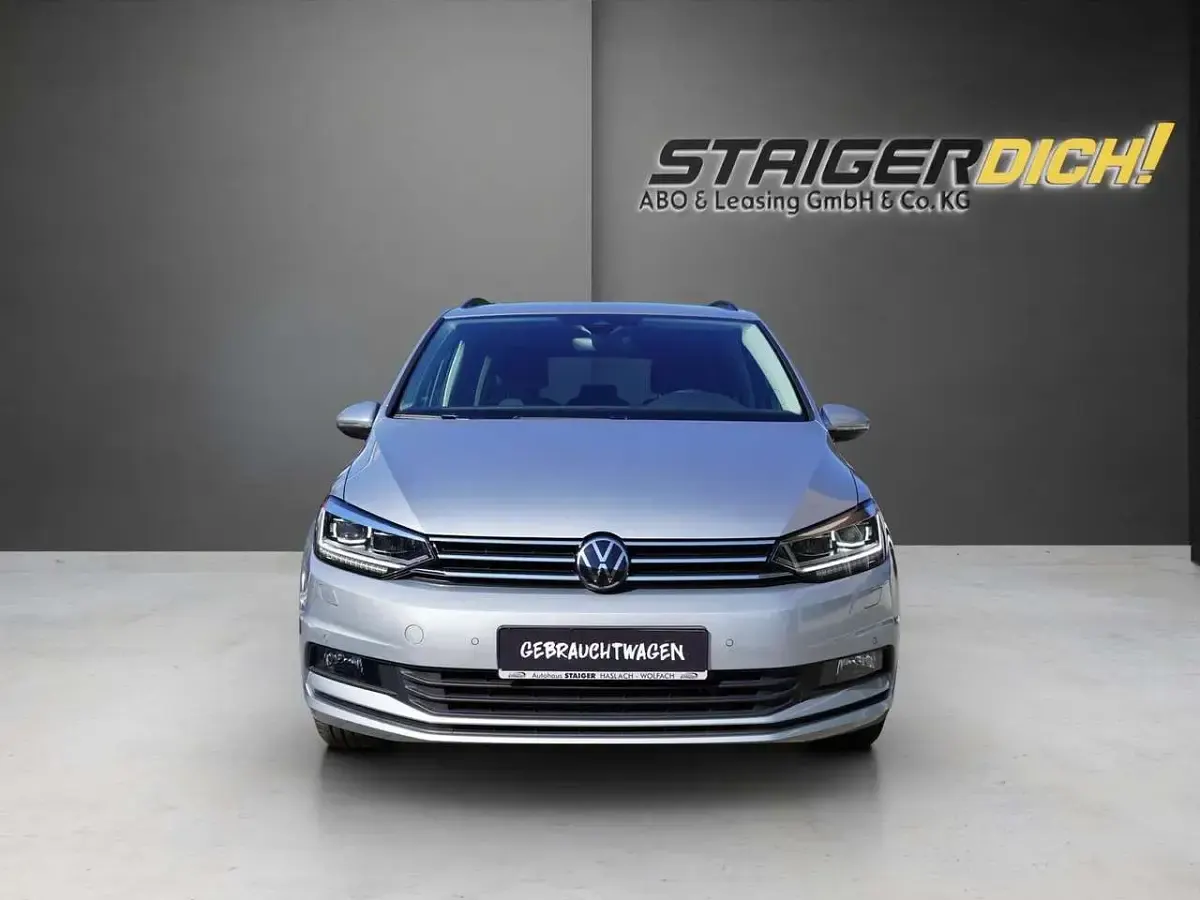 Gebraucht VW Touran 150 PS (110 kW) 2025 Oyster silver metallic Van / Kleinbus