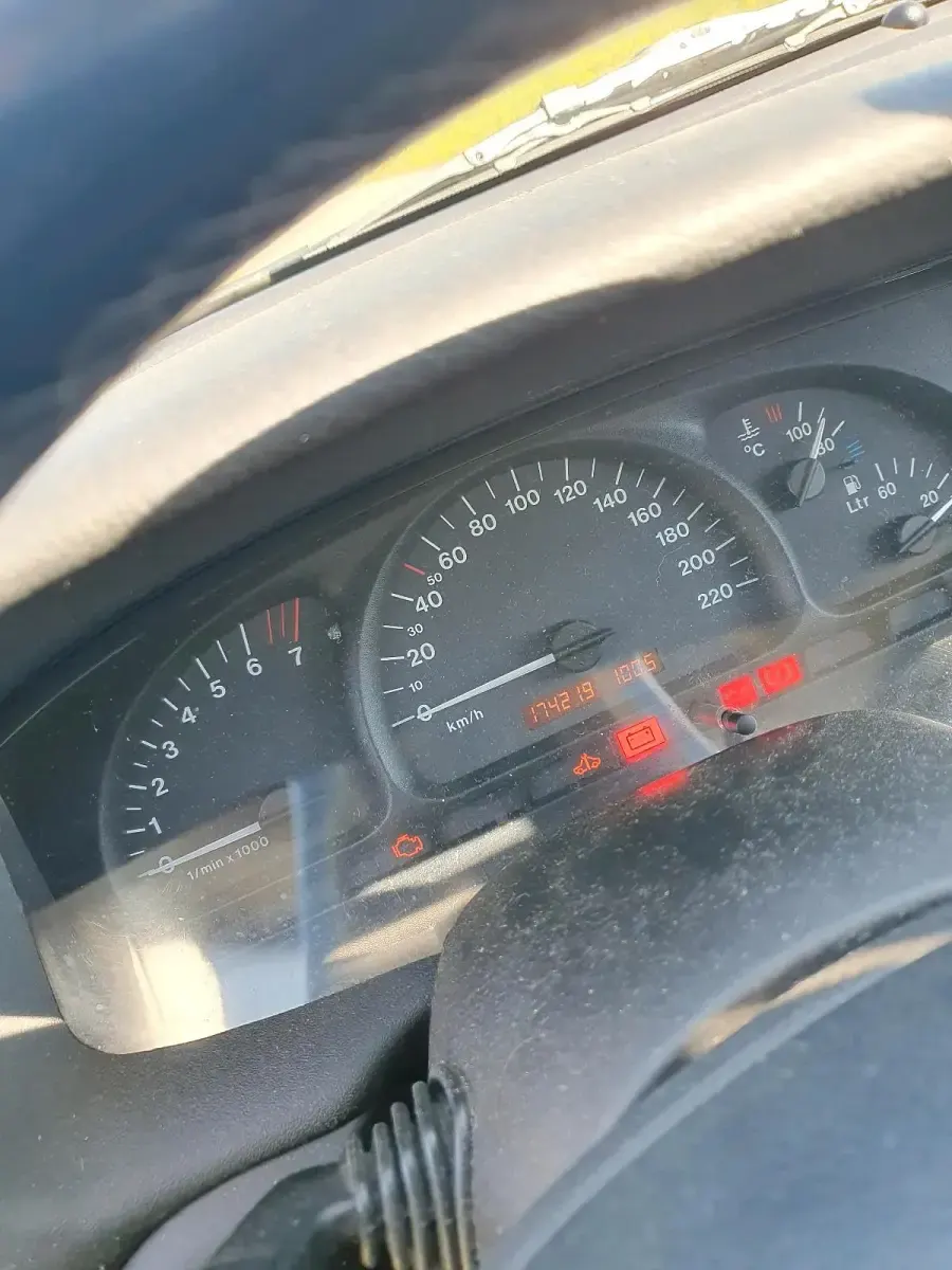 Second-hand Opel Vectra 101 CP (74 kW) 2001 Roșu Berlinǎ