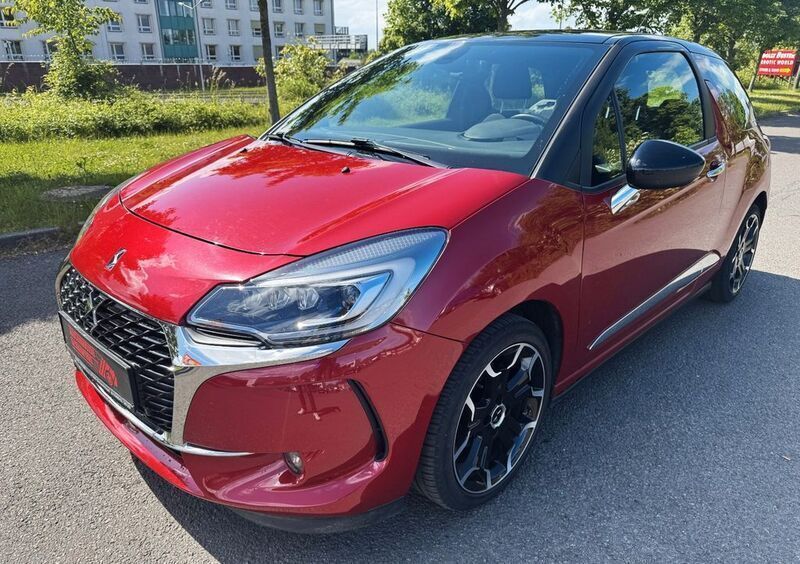 Lackierung rot rubi+schwarz on Gebraucht 2016 DS Automobiles DS3 So Chic Limousine | 8.900 € (Teuer) - Bild 1/4