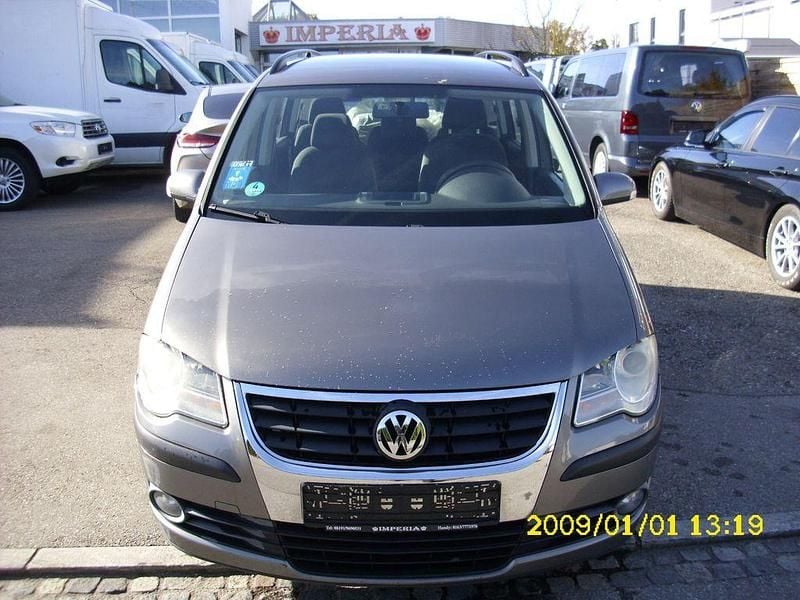 Grau Gebraucht 2009 VW Touran Conceptline Van / Kleinbus | 3.999 € (Teuer) - Bild 1/4