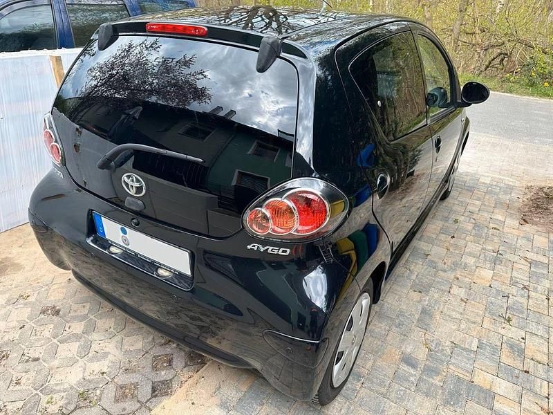 Schwarz Gebraucht 2011 Toyota Aygo Edition Kleinwagen | 3.499 € (Fairer Preis) - Bild 1/4