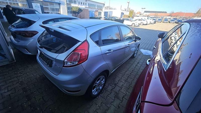 Gebraucht Ford Fiesta SYNC Edition 101 PS (74 kW) 2014 Polarsilber Limousine