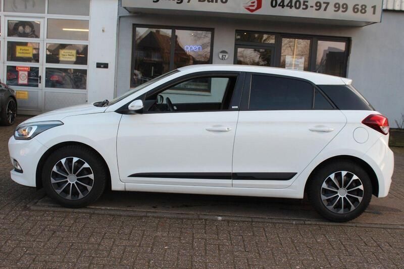 Gebraucht Hyundai i20 Passion 84 PS (61 kW) 2017 Weiß Kleinwagen