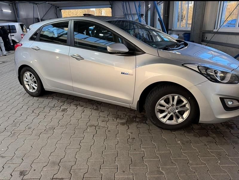 Grau Gebraucht 2014 Hyundai i30 Limousine | 7.200 € (Teuer) - Bild 1/4