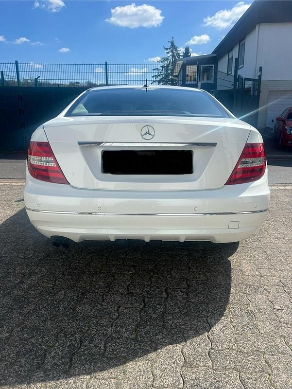 Gebraucht Mercedes 180 156 PS (114 kW) 2012 Weiß Limousine