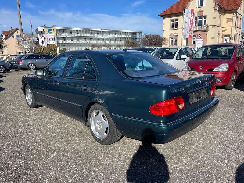 Gebraucht Mercedes E280 Avantgarde 204 PS (150 kW) 1998 Grün Limousine