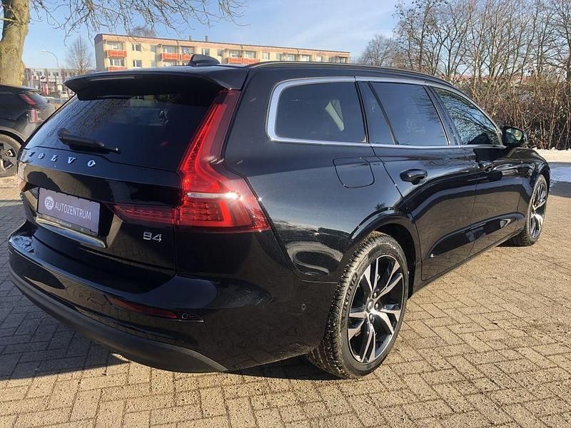 Gebraucht Volvo V60 Core 197 PS (144 kW) 2025 Onyx black / metallic Kombi