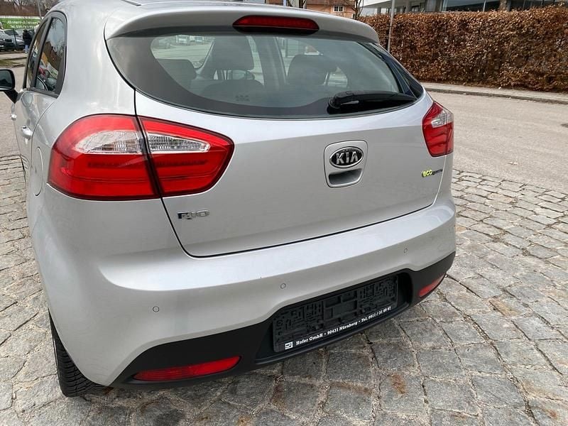 Gebraucht Kia Rio 105 PS (77 kW) 2015 Silber Limousine