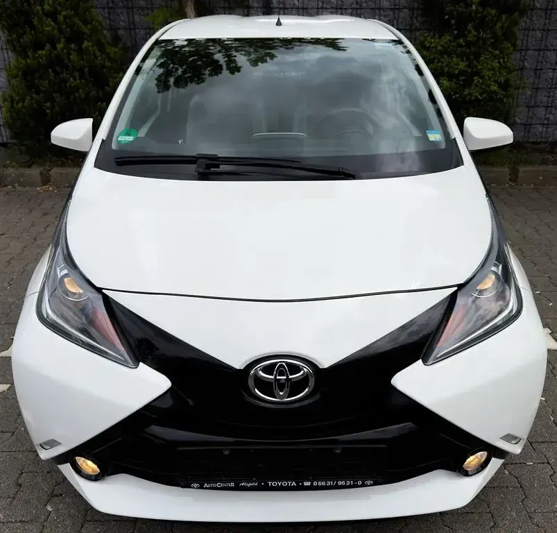 Używany Toyota Aygo 69 KM (50 kW) 2014 Biały Hatchback