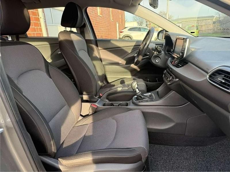 Grau Gebraucht 2018 Hyundai i30 Select Limousine | 10.100 € (Superpreis) - Bild 1/4