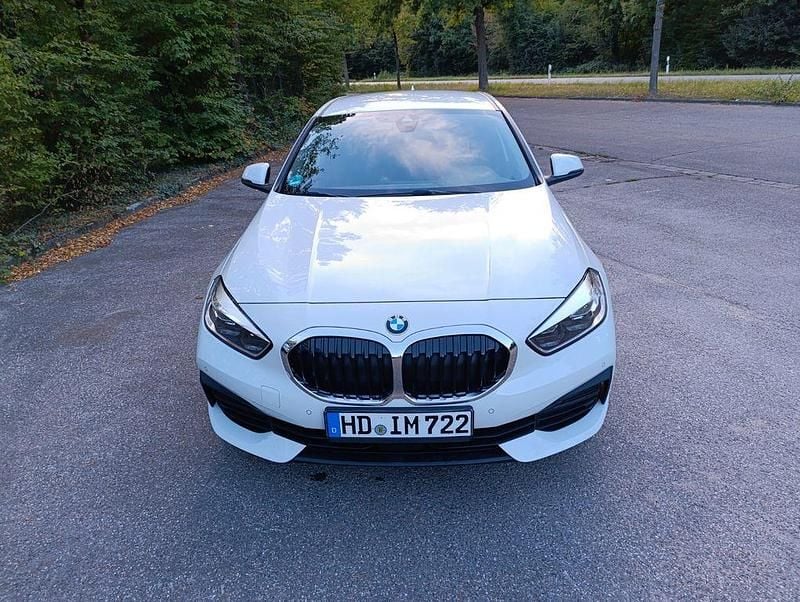 Weiß Gebraucht 2020 BMW 118 Advantage Kleinwagen | 18.200 € (Guter Preis) - Bild 1/4