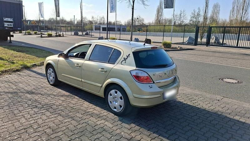 Gebraucht Opel Astra 105 PS (77 kW) 2004 Gold Limousine