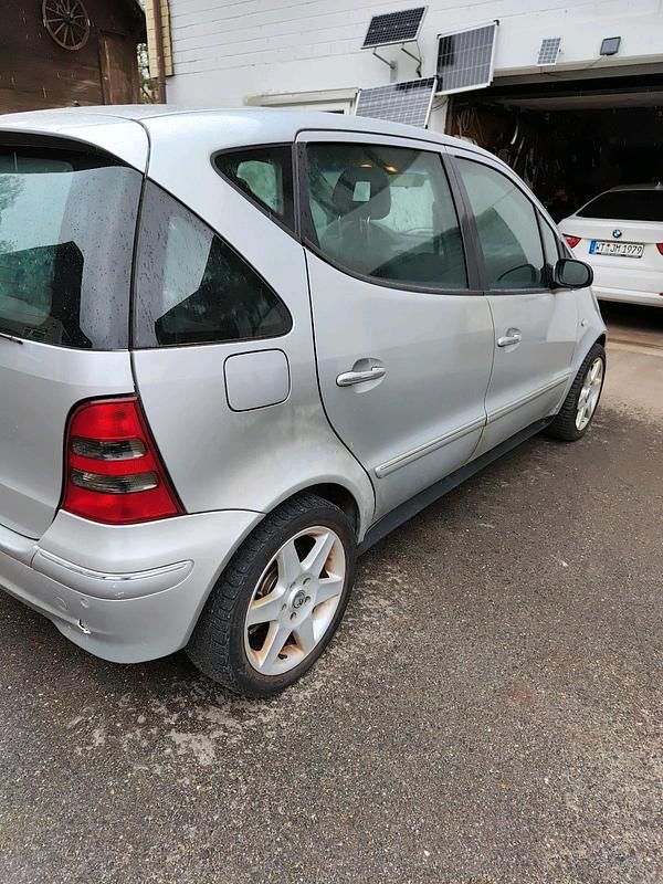 Silber Gebraucht 2002 Mercedes A190 Kleinwagen | 1.200 € (Fairer Preis) - Bild 1/4