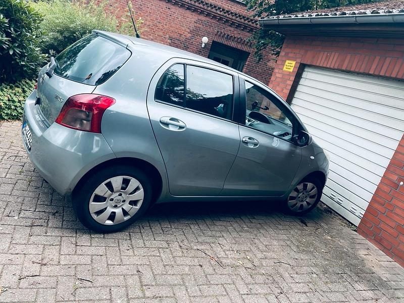 Silber Gebraucht 2008 Toyota Yaris Limousine | 3.500 € (Etwas zu teuer) - Bild 1/4