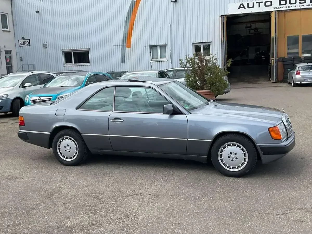 Gebraucht Mercedes E230 132 PS (97 kW) 1990 Perlmuttgrau metallic (122u) Coupé