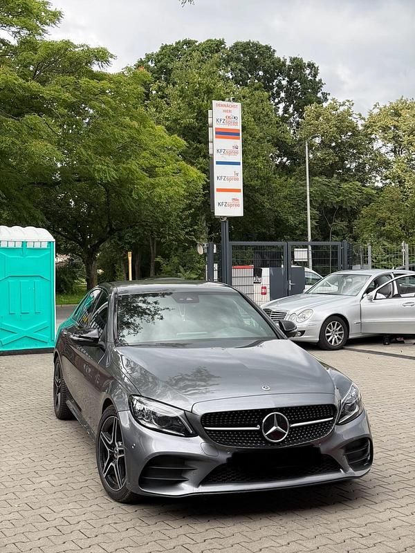 Grau Gebraucht 2020 Mercedes C200 AMG line Limousine | 24.999 € (Fairer Preis) - Bild 1/4