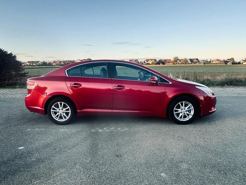 Gebraucht Toyota Avensis 132 PS (97 kW) 2011 Rot Limousine