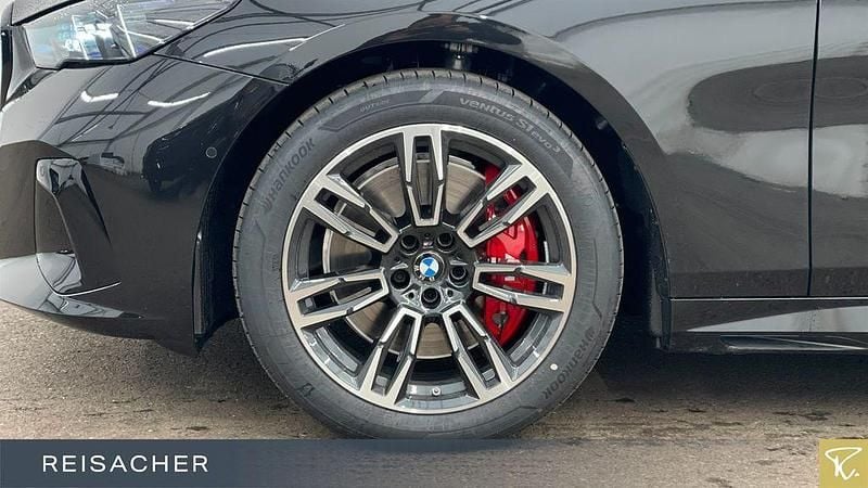 Neu BMW 540 Performance 303 PS (222 kW) 2026 Saphirschwarz metallic Kombi