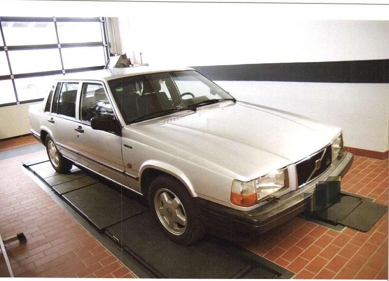 Silber Gebraucht 1989 Volvo 740 Limousine | 3.900 € - Bild 1/4