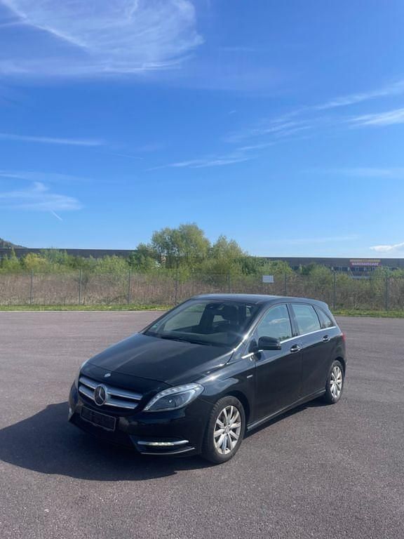 Gebraucht Mercedes B180 122 PS (89 kW) 2012 Schwarz Van / Kleinbus