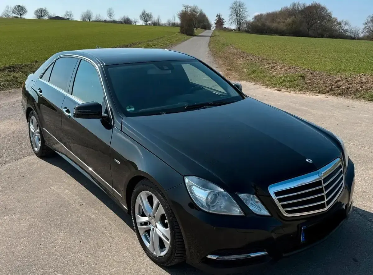 Gebraucht Mercedes E350 Avantgarde 265 PS (194 kW) 2011 Schwarz Limousine