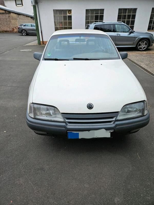 Weiß Gebraucht 1987 Opel Omega Limousine | 1.999 € - Bild 1/4
