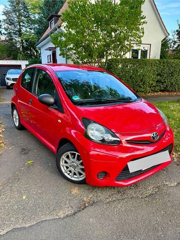 Rot Gebraucht 2014 Toyota Aygo Kleinwagen | 2.550 € (Fairer Preis) - Bild 1/4