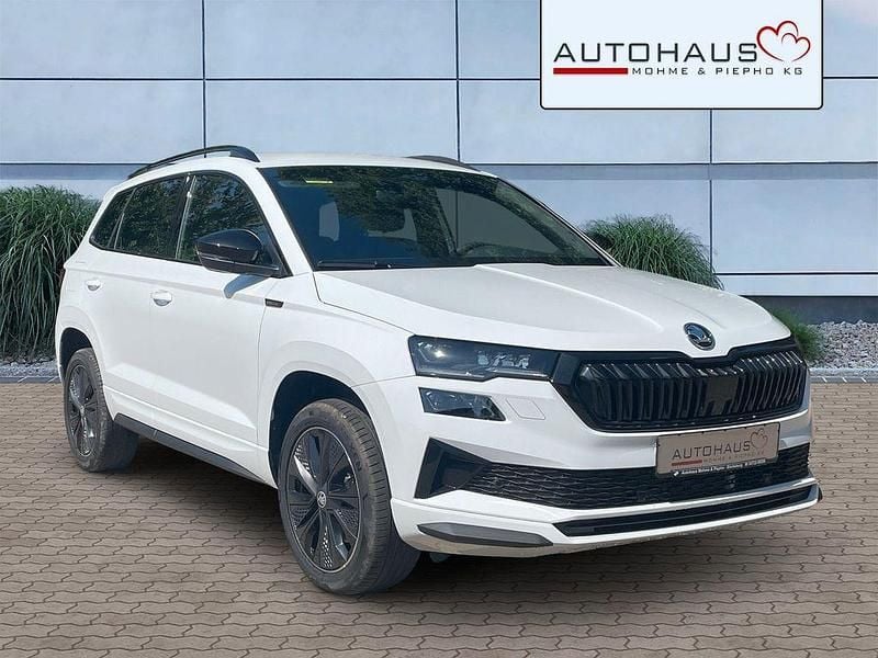 Weiß Neu 2025 Skoda Karoq SportLine SUV | 36.990 € (Fairer Preis) - Bild 1/4