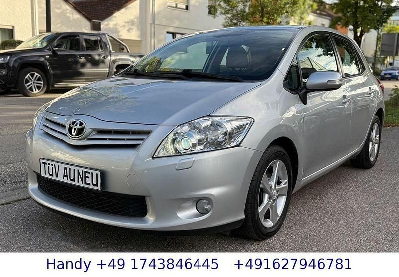 Silber Gebraucht 2010 Toyota Auris Executive Limousine | 7.490 € (Etwas zu teuer) - Bild 1/4