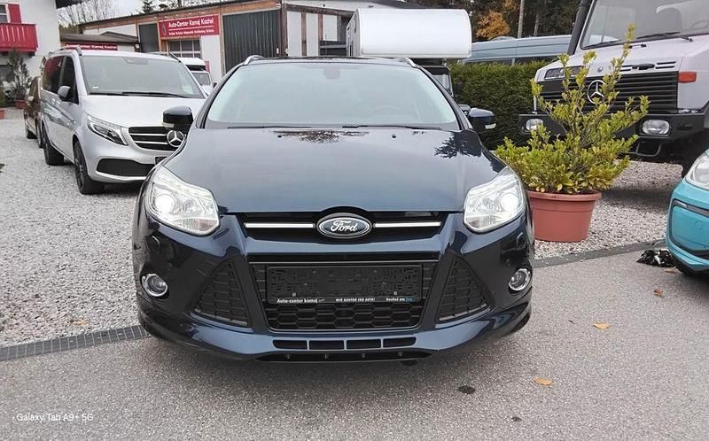 Blau Gebraucht 2012 Ford Focus Titanium Limousine | 8.490 € (Teuer) - Bild 1/4