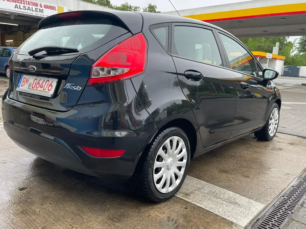 Gebraucht Ford Fiesta 82 PS (60 kW) 2012 Schwarz Limousine