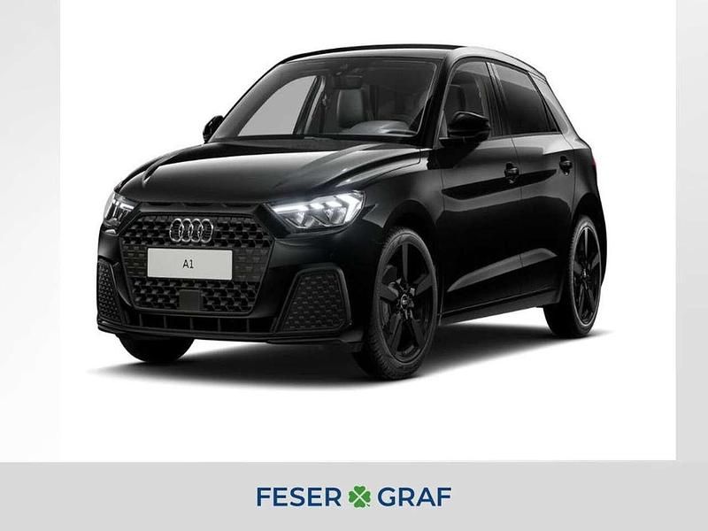 Schwarz (mythosschwarz metallic) Neu 2025 Audi A1 Sportback Comfort Kleinwagen | 27.889 € (Fairer Preis) - Bild 1/4